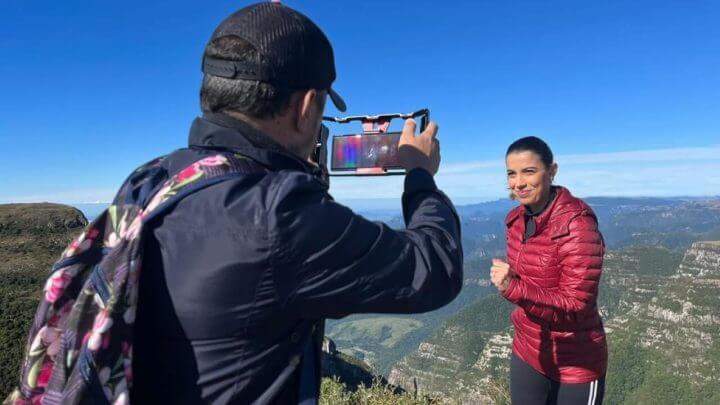 Eduarda Demeneck é quem comanda a atração