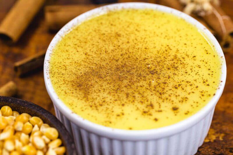 Curau de milho-verde em recipiente branco