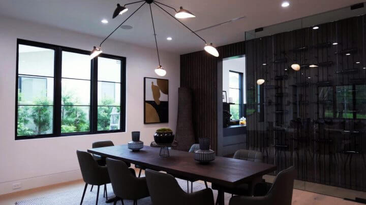 Sala de jantar luxuosa e iluminada com elementos contemporâneos