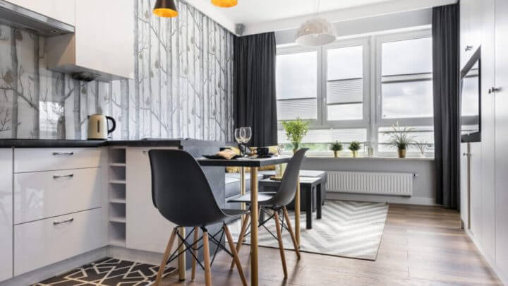 Apartamento decorado em tons de preto e branco