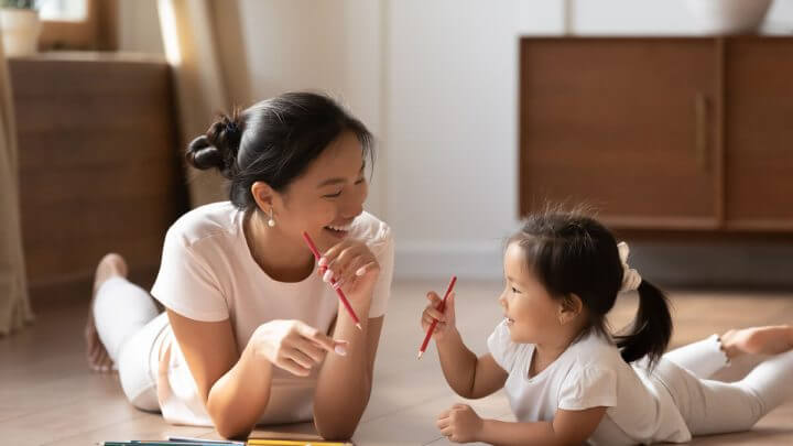 Mãe brincando com a filha pequena