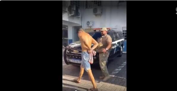 Recorte do vídeo onde homem é levado para prisão