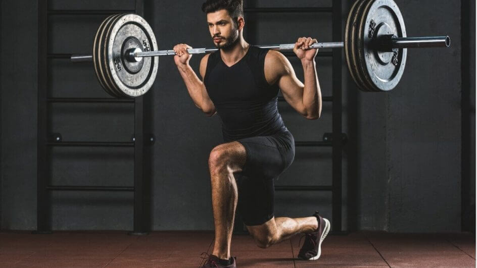 Homem com roupa de academia levantando peso