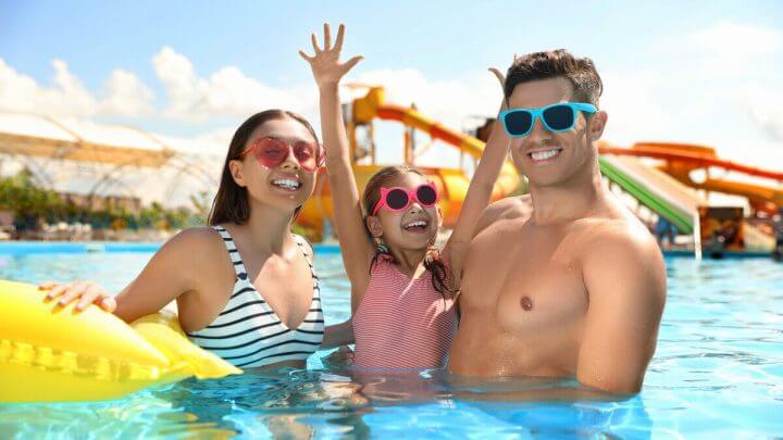 Família feliz em uma piscina