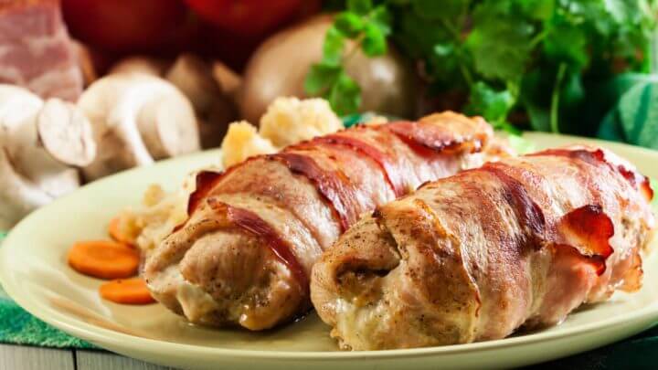 Peito de frango enrolado no bacon assado