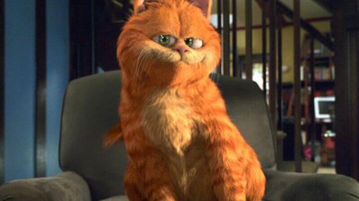 Garfield sentado em um sofá sorrindo