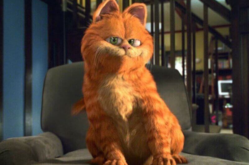 Garfield sentado em um sofá sorrindo