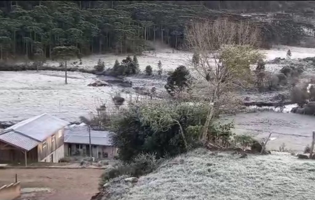Geada pintou a paisagem na Serra
