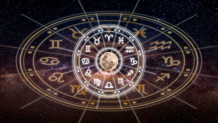 Ilustração de um circulo com os doze signos do zodíaco em um céu estrelado