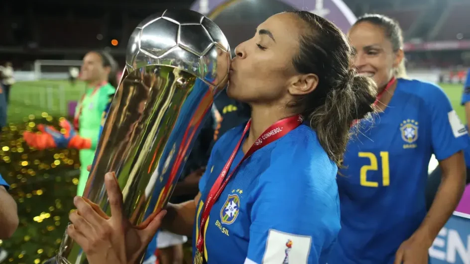 Jogadora Marta beijando troféu da Copa América