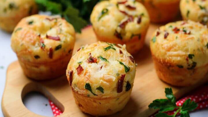 Muffins com bacon em cima de uma tábua de madeira