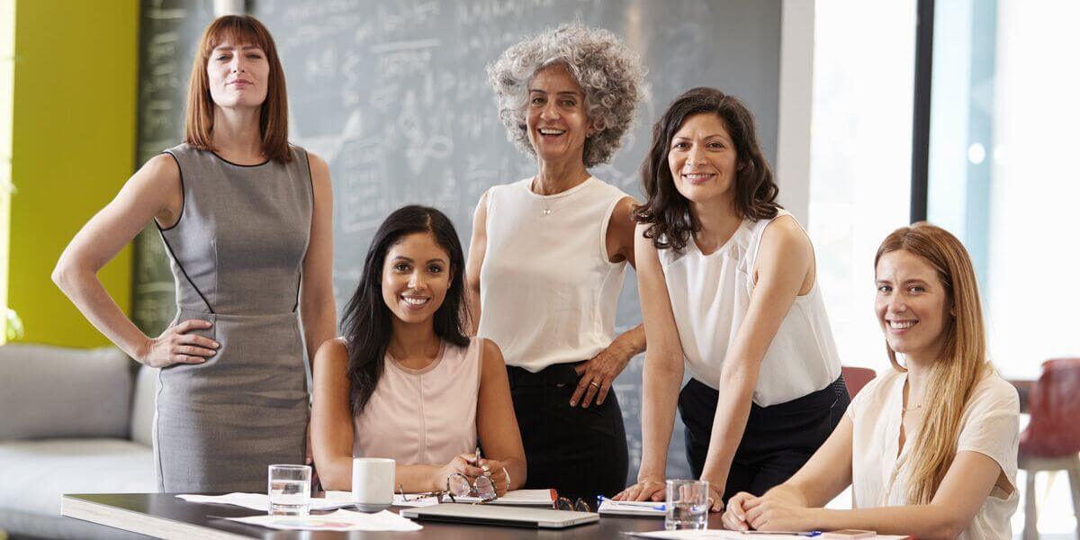 Mulheres em pé posando para foto