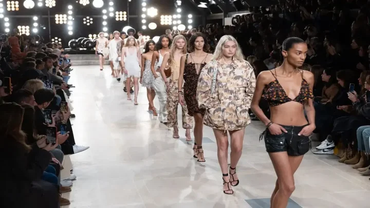 Imagem de desfile de moda do Paris Fashion Week 2023