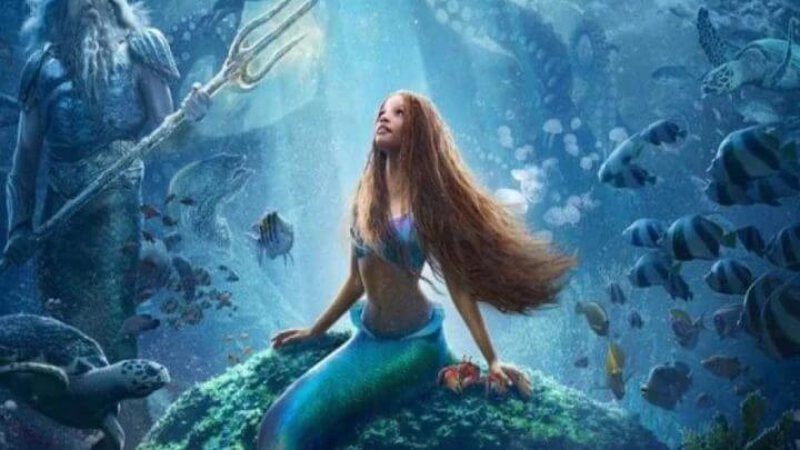 Imagem da Ariel sentada em pedra no fundo do mar