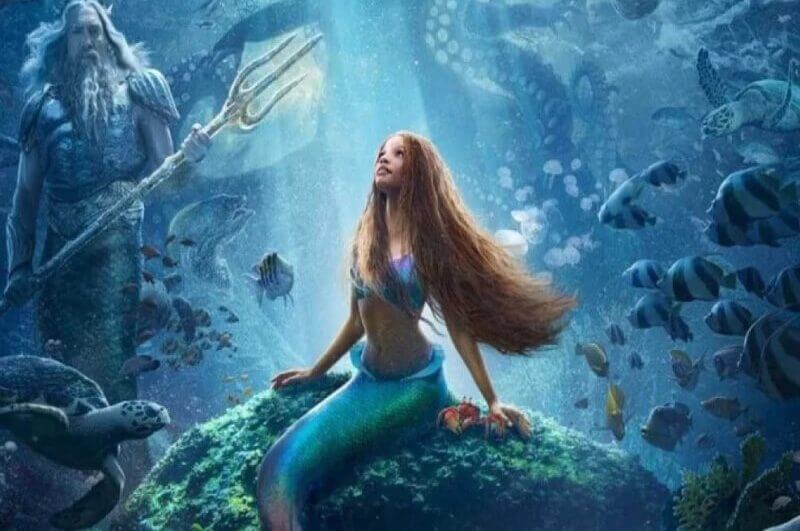 Imagem da Ariel sentada em pedra no fundo do mar