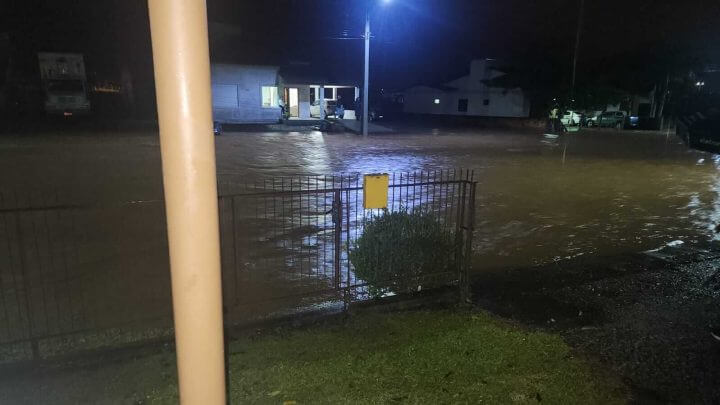 Ruas viraram rios em Praia Grande