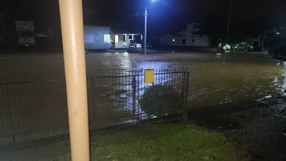 Ruas viraram rios em Praia Grande
