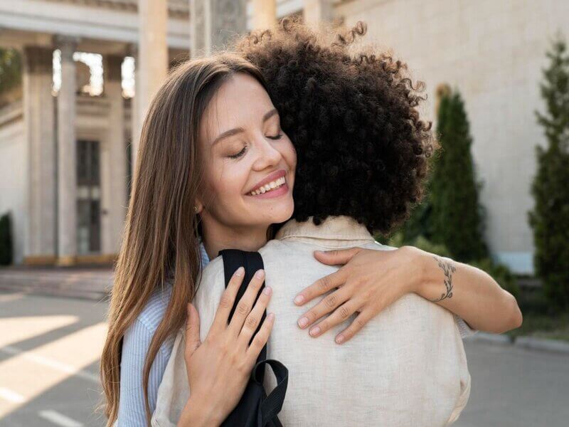 Duas mulheres se abraçando