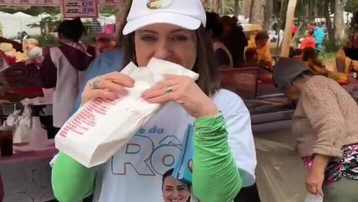 Rosângela Moro come pastel de feira