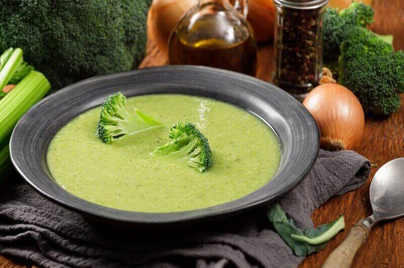 Prato preto com sopa de brócolis
