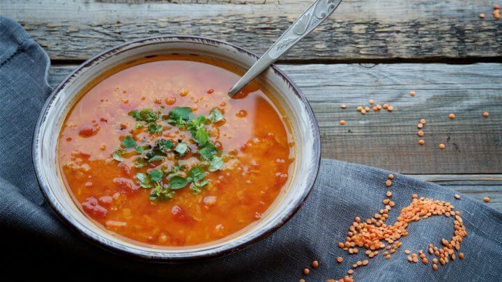 Sopa de lentilha vermelha em recipiente