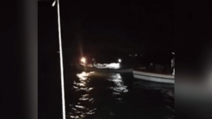 Barco afundou na noite de terça-feira (20)