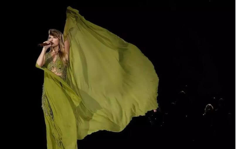 Esta é a primeira vez da cantora no Brasil
