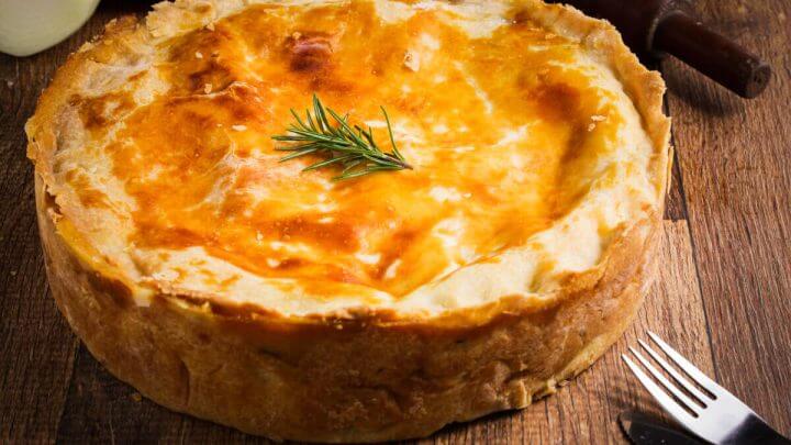 Imagem de uma torta com alecrim em cima