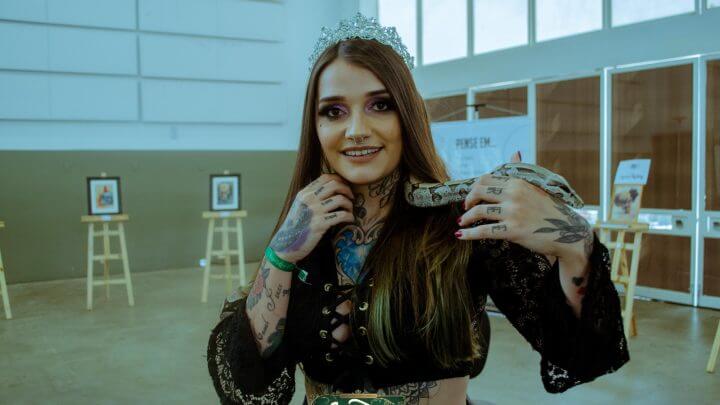 A Miss Tattoo Floripa 2019, Aninha Buss, fez um registro com a jibóia BCC “Inácio”. Divulgação