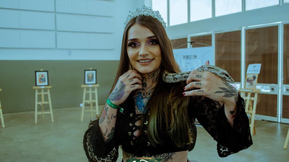 A Miss Tattoo Floripa 2019, Aninha Buss, fez um registro com a jibóia BCC “Inácio”. Divulgação
