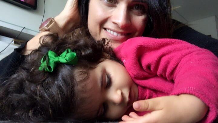 A autora da autobiografia com a filha Lara. (Arquivo Pessoal)