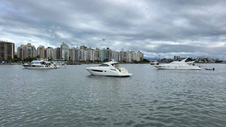 Lanchas na Beira-mar norte Leo Coelho capa