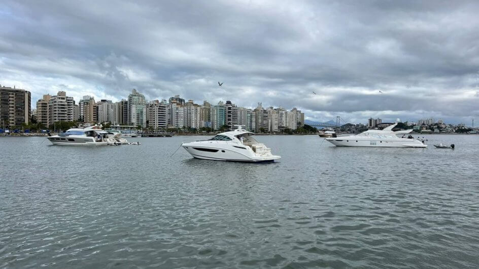 Lanchas na Beira-mar norte Leo Coelho capa
