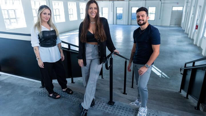 Os sócios e idealizadores do Influencer Fashion Bazar Ana Polli, Luísa Soares e Celso Martello, no Casarão do Top Market, onde será realizado o evento neste final de semana.