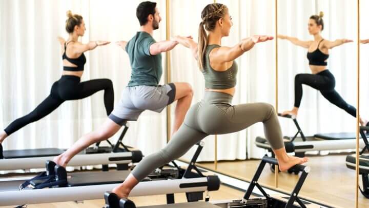 Pessoas fazendo pilates em uma academia