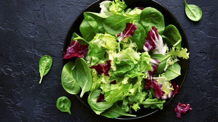 Salada mix de folhas em uma tigela preta