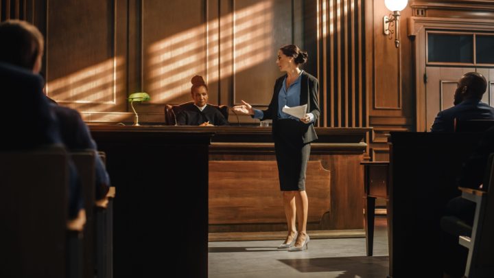 Tribunal de Justiça e julgamento: defensora pública apresentando caso