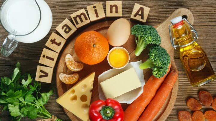 Produtos naturais ricos em vitamina A, como tangerina, pimenta-vermelha, folhas de salsa, damascos secos, cenouras, brócolis, manteiga, queijo amarelo, leite, gema de ovo e óleo de fígado de bacalhau.