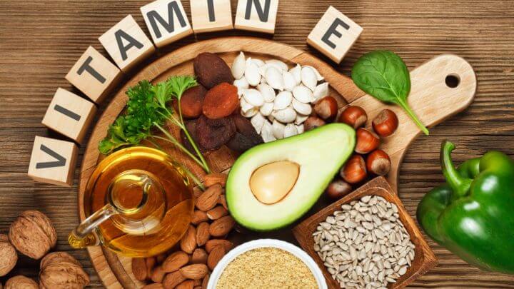 Alimentos ricos em vitamina E, como óleo de gérmen de trigo, germe de trigo seco, damascos secos, avelãs, amêndoas, folhas de salsa, abacate, nozes, sementes de abóbora, sementes de girassol, espinafre e páprica verde