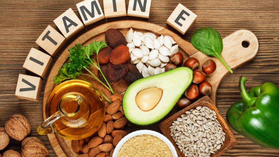 Alimentos ricos em vitamina E, como óleo de gérmen de trigo, germe de trigo seco, damascos secos, avelãs, amêndoas, folhas de salsa, abacate, nozes, sementes de abóbora, sementes de girassol, espinafre e páprica verde