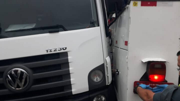 Motorista ficou prensado entre caminhões