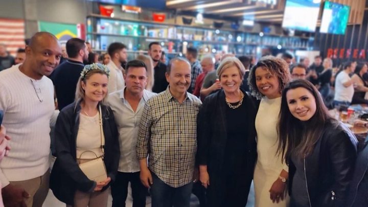 Governador Jorginho Mello entre Silvinei Vasques e Adelina Dal Pont em inauguração de clube de tiro
