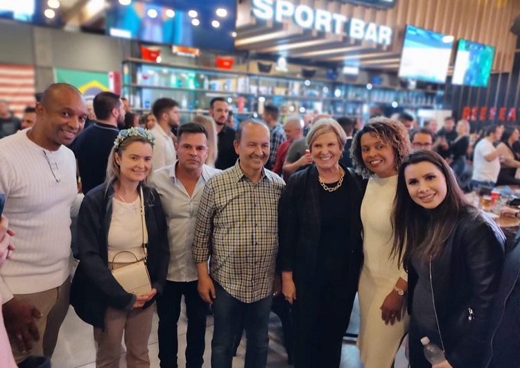 Governador Jorginho Mello entre Silvinei Vasques e Adelina Dal Pont em inauguração de clube de tiro