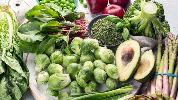 Alimentos verdes: abacate, couve de bruxelas, salsão, brocólis, alface e outros