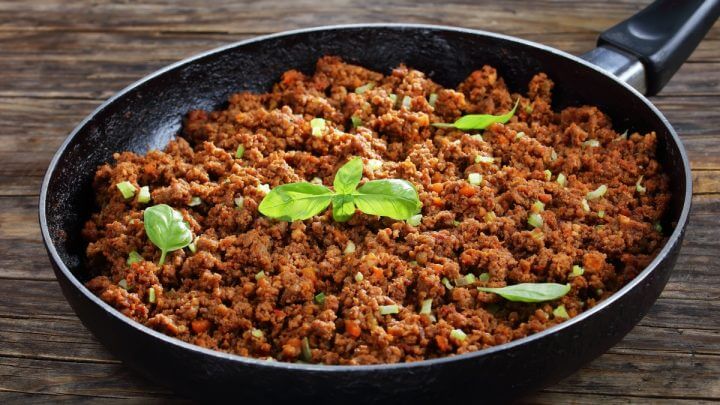 Panela preta com carne moída