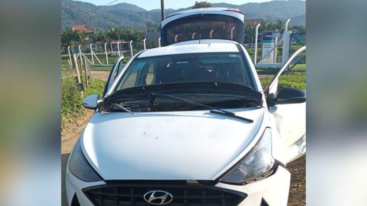 Carro foi danificado depois de acidente