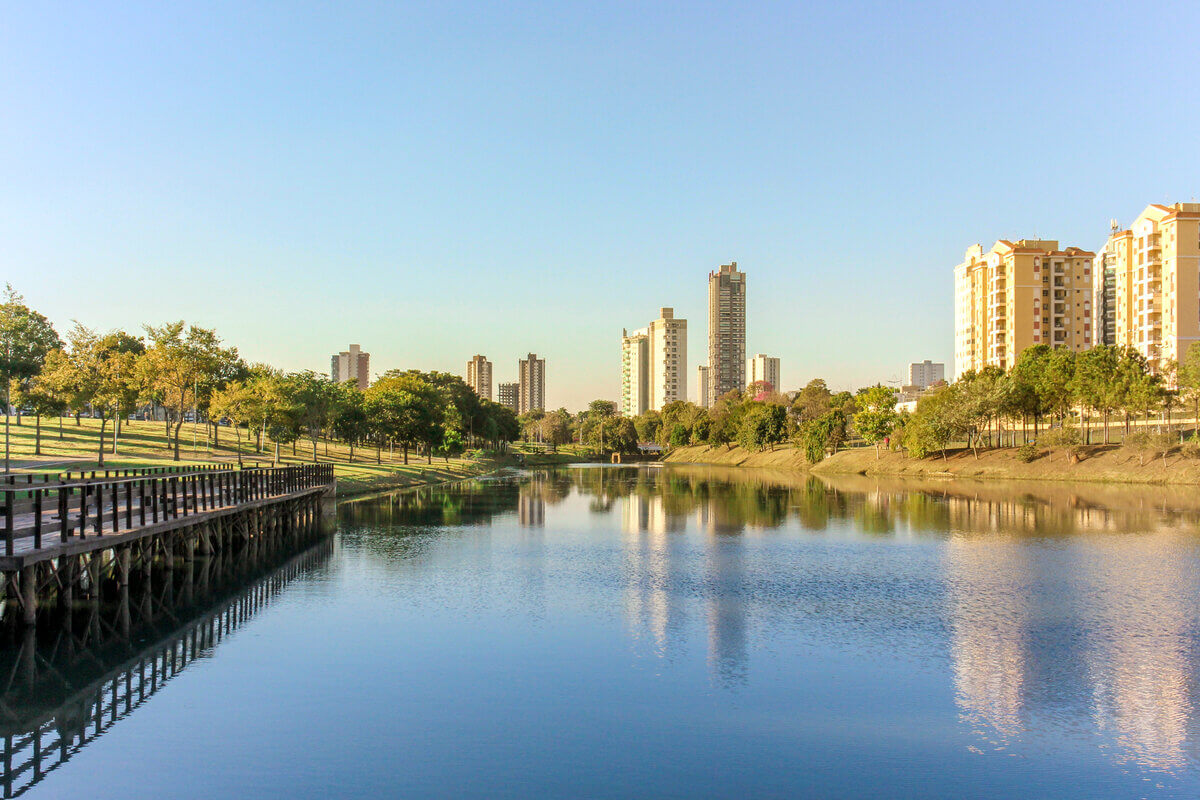 Estátua na entrada da cidade de Louveira