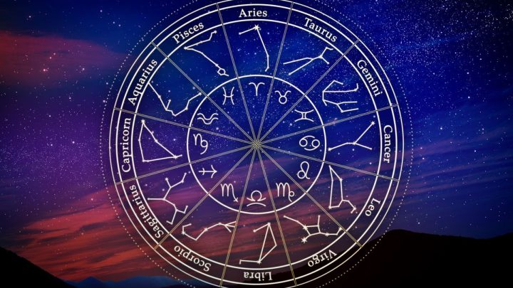 Ilustração de um circulo com os doze signos do zodíaco em um céu azul e vermelho