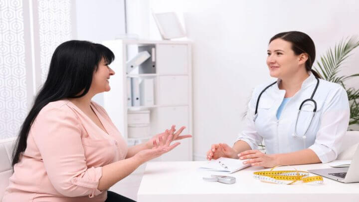 Médica realizando consulta com paciente