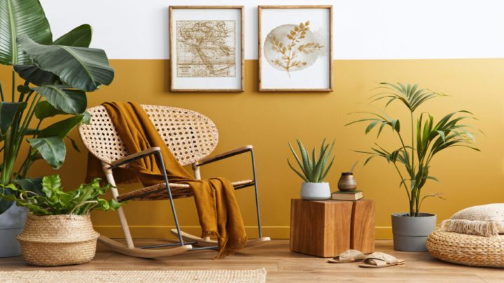 Composição elegante do interior da sala de estar com poltrona e design aconchegante